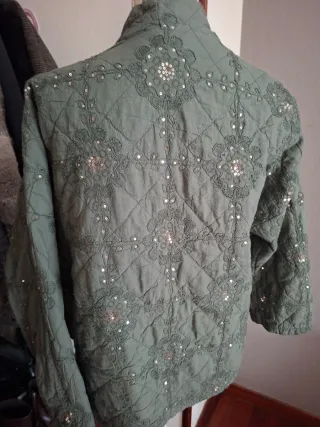 Chaqueta acolchada con brillos dorados