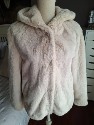 Chaquetón de pelo beige con capucha