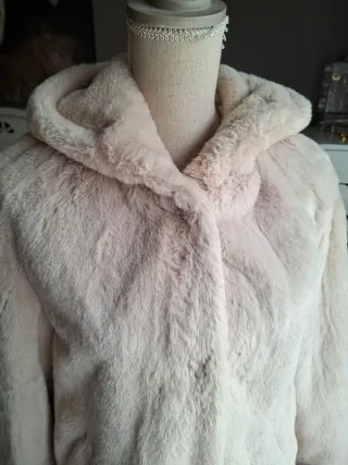 Chaquetón de pelo beige con capucha