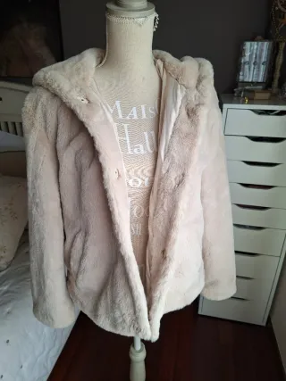 Chaquetón de pelo beige con capucha