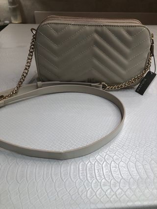 Bolso Parfois beige acolchado cadena
