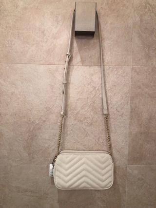 Bolso Parfois beige acolchado cadena