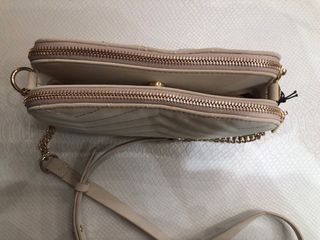Bolso Parfois beige acolchado cadena
