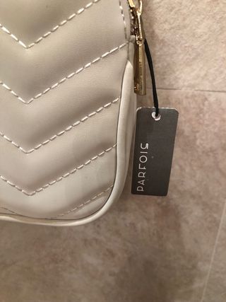 Bolso Parfois beige acolchado cadena