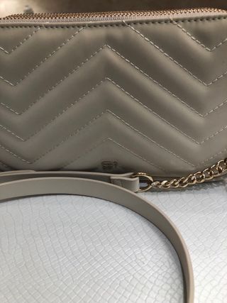 Bolso Parfois beige acolchado cadena