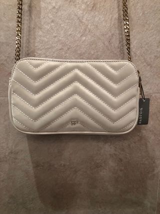Bolso Parfois beige acolchado cadena