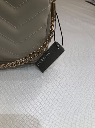 Bolso Parfois beige acolchado cadena