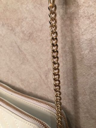 Bolso Parfois beige acolchado cadena
