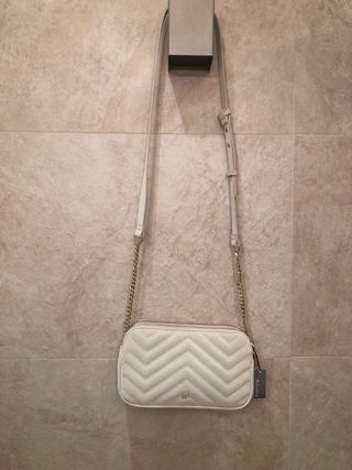 Bolso Parfois beige acolchado cadena