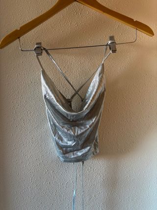 Top plateado con tiras cruzadas