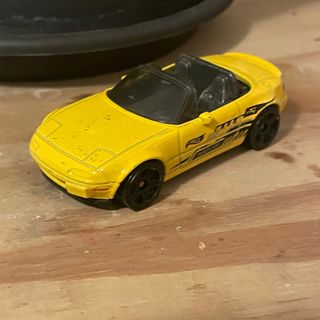 Hot Wheels Mazda MX-5 1996 Amarillo