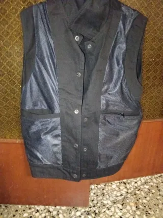Chaleco vaquero negro con parches