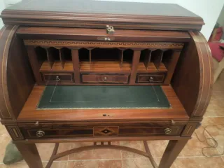 Escritorio y silla de terciopelo