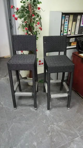 Taburetes de jardín negros y plateados