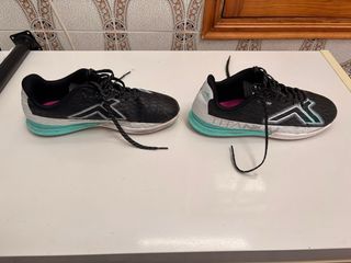 Zapatillas futsal negras y turquesa