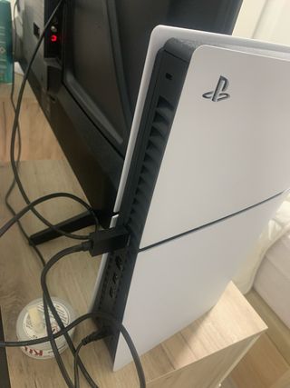 Consola PS5 con FIFA 26 y mando