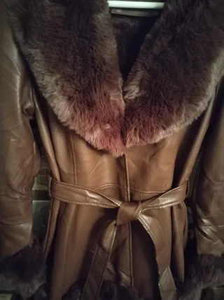 Abrigo marrón con pelo de excelente calidad,super