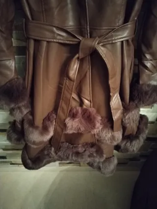 Abrigo marrón con pelo de excelente calidad,super