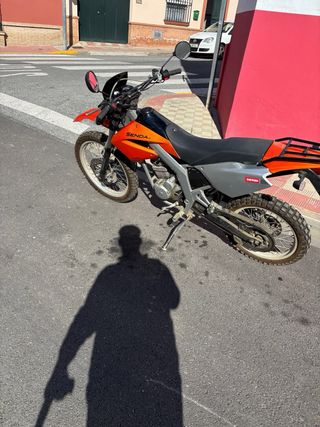 Moto: Derbi senda 4 tiempos.