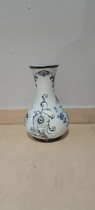 Jarrón de porcelana con flores azules
