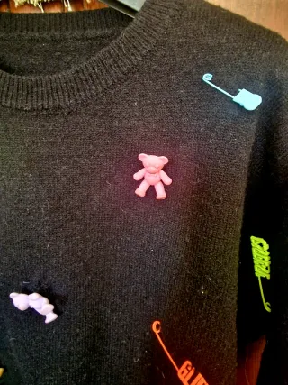 Maglione nero con orsetti e spille