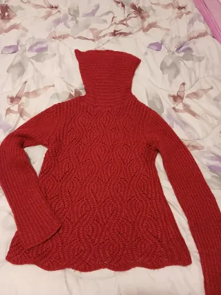 Jersey calado cuello alto.