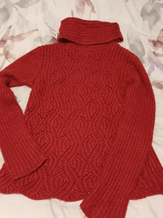 Jersey calado cuello alto.