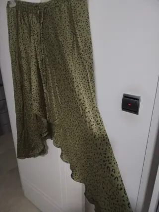 Falda satinada asimétrica verde