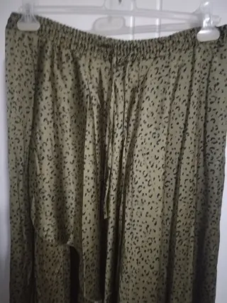 Falda satinada asimétrica verde