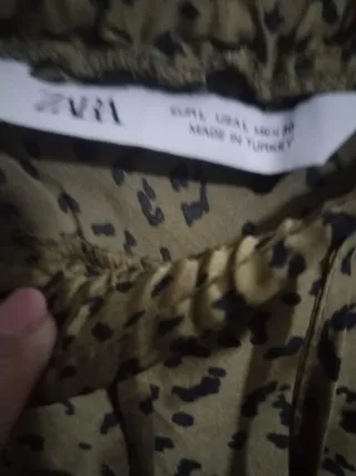 Falda satinada asimétrica verde