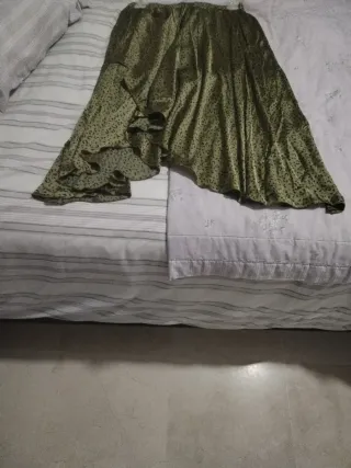 Falda satinada asimétrica verde