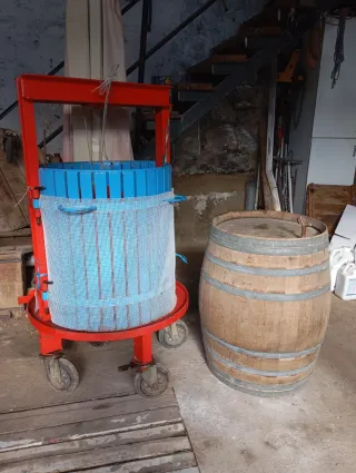 Prensa de vino y tonel de madera