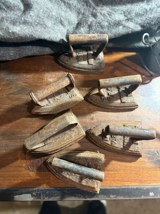 Lote de planchas y herramientas antiguas rústicas