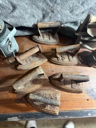 Lote de planchas y herramientas antiguas rústicas