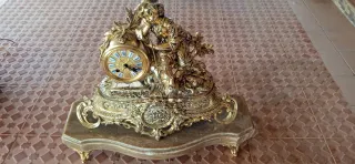 Reloj de sobremesa dorado antiguo