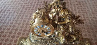 Reloj de sobremesa dorado antiguo
