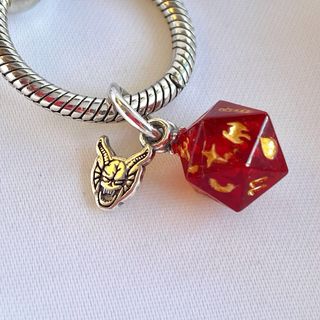 CHARM DADO STRANGER THINGS HELLFIRE