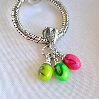 CHARM STRANGER THINGS BOMBILLAS RUN