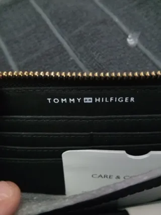 Cartera Tommy Hilfiger Negra