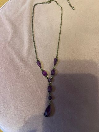 Collar con piedras moradas