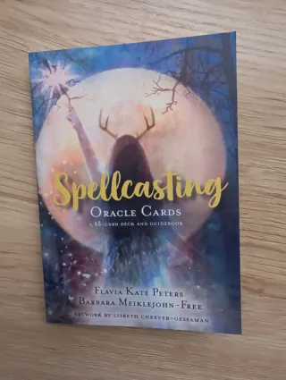 Oráculo Spellcasting de Flavia Kate Peters