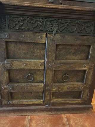 Mueble antiguo madera muy decorativo es precioso.