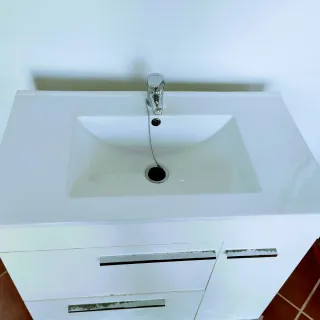 Mueble de baño con lavabo y grifo