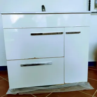 Mueble de baño con lavabo y grifo