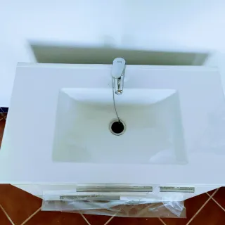 Mueble de baño con lavabo y grifo