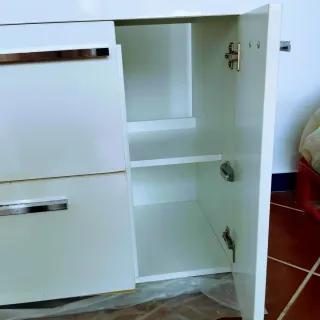 Mueble de baño con lavabo y grifo