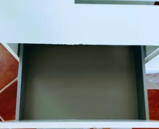 Mueble de baño con lavabo y grifo