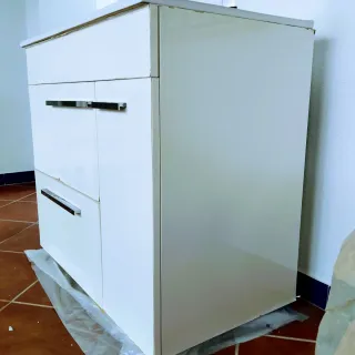 Mueble de baño con lavabo y grifo