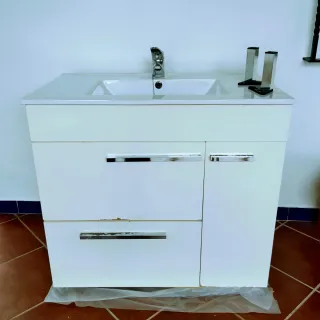 Mueble de baño con lavabo y grifo