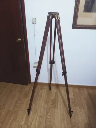 Antiguo trípode de madera